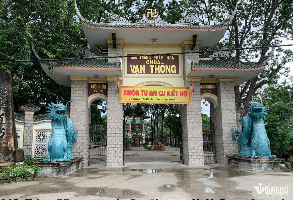 Vụ bé trai 6 tuổi bị bỏ lại ở cổng chùa: Sư trụ trì kể phút xúc động khi mở chiếc balo