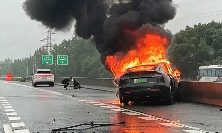 Xe Tesla bốc cháy sau va chạm