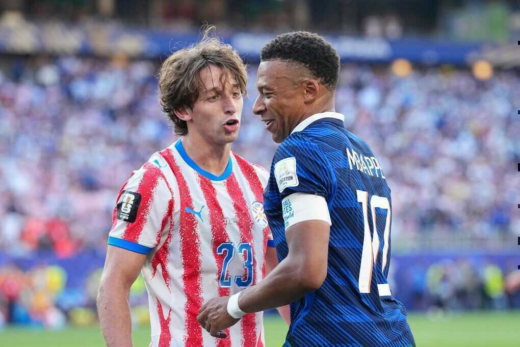 Mbappe: `Paraguay đã nghĩ Pháp mặc tuxedo thi đấu`
