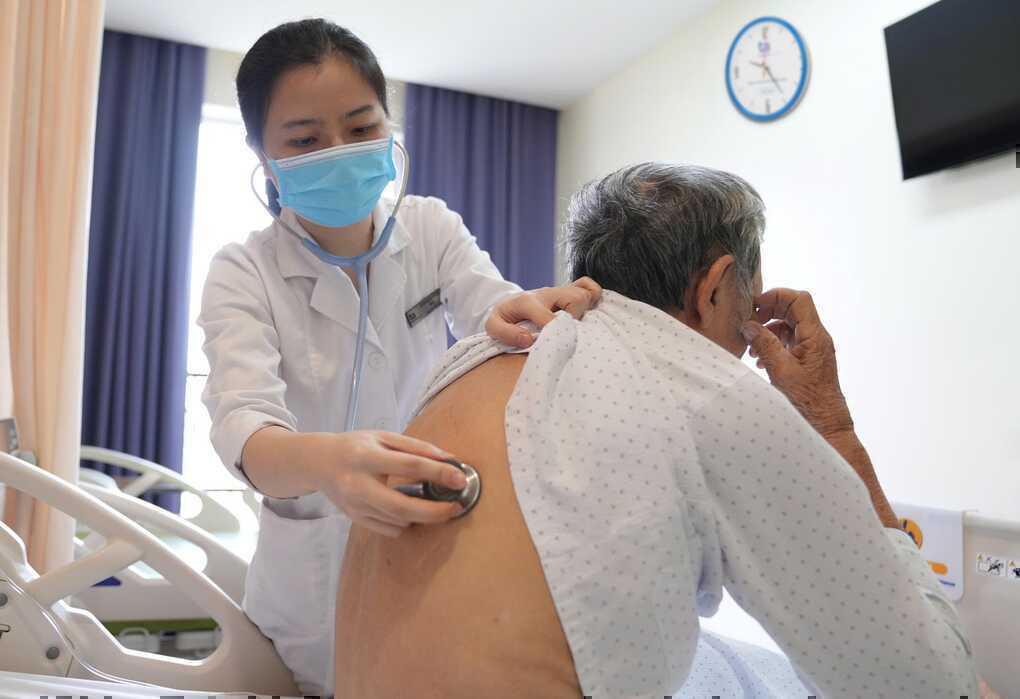 Vì sao bị ướt mưa dễ ốm?