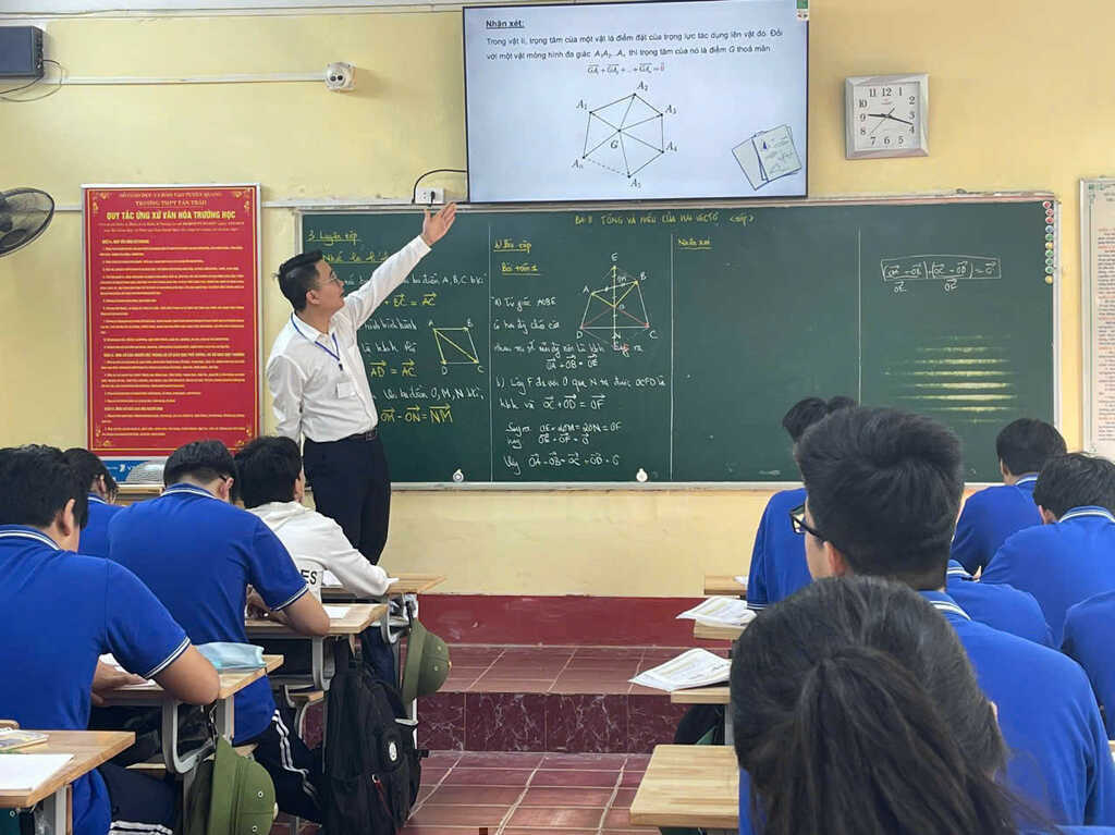 Giáo viên Trường THPT Chuyên Tuyên Quang bị giữ khẩn cấp trực tiếp giảng dạy môn Toán