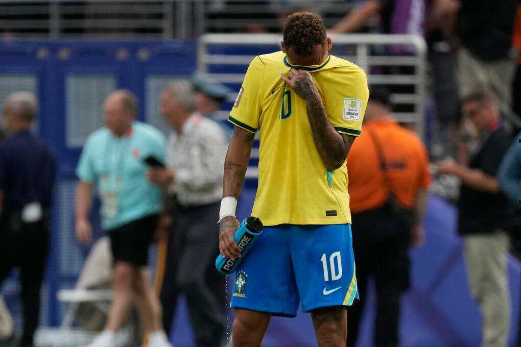 Neymar khóc trong ngày san bằng kỷ lục của Pele