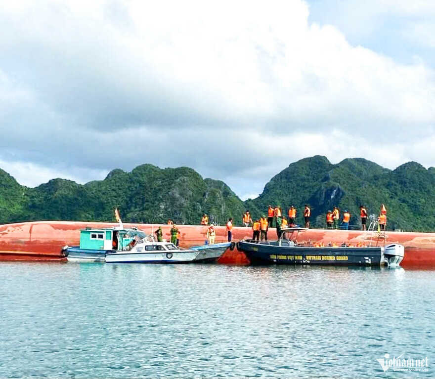 Lật tàu trên vùng biển Vân Đồn, hai anh em ruột mất tích
