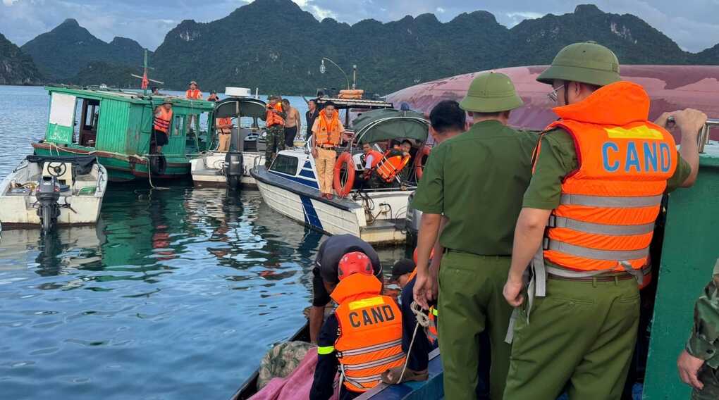 Tìm thấy một thi thể trong tàu hàng lật ở Vân Đồn